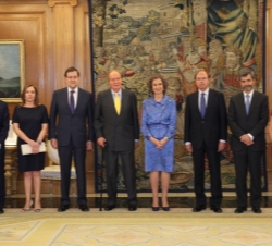 Sus Majestades los Reyes instantes antes del almuerzo ofrecido a los titulares de los Poderes del Estado